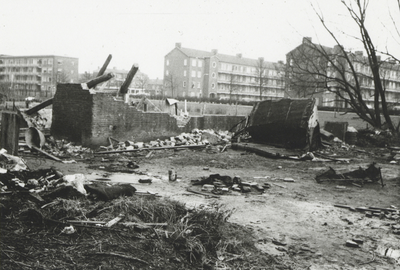 605985 Gezicht op de restanten van de gesloopte boerderij Geitestein (Daalseweg 128) te Utrecht. Op de achtergrond de ...